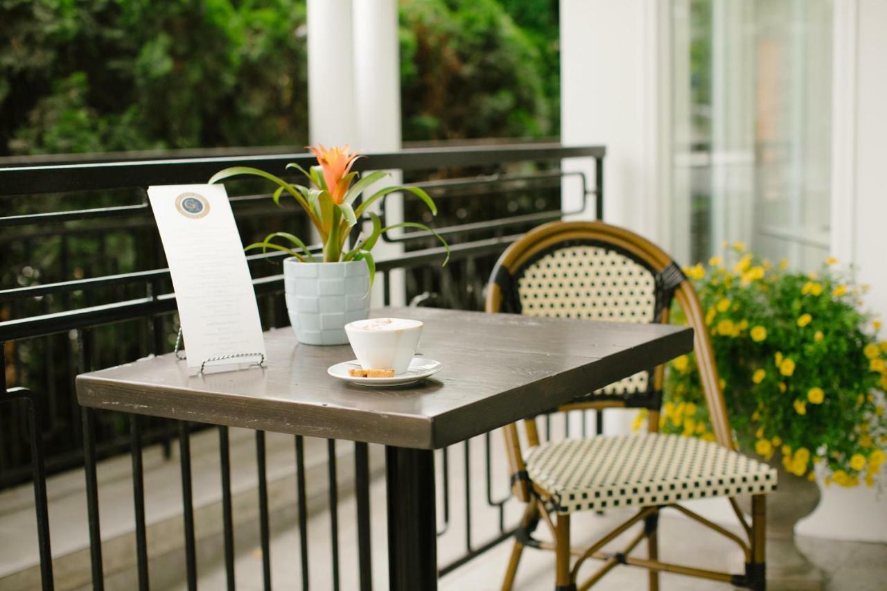 124 On Queen Hotel & Spa Niagara-on-the-Lake Exterior foto A bistro table and chair